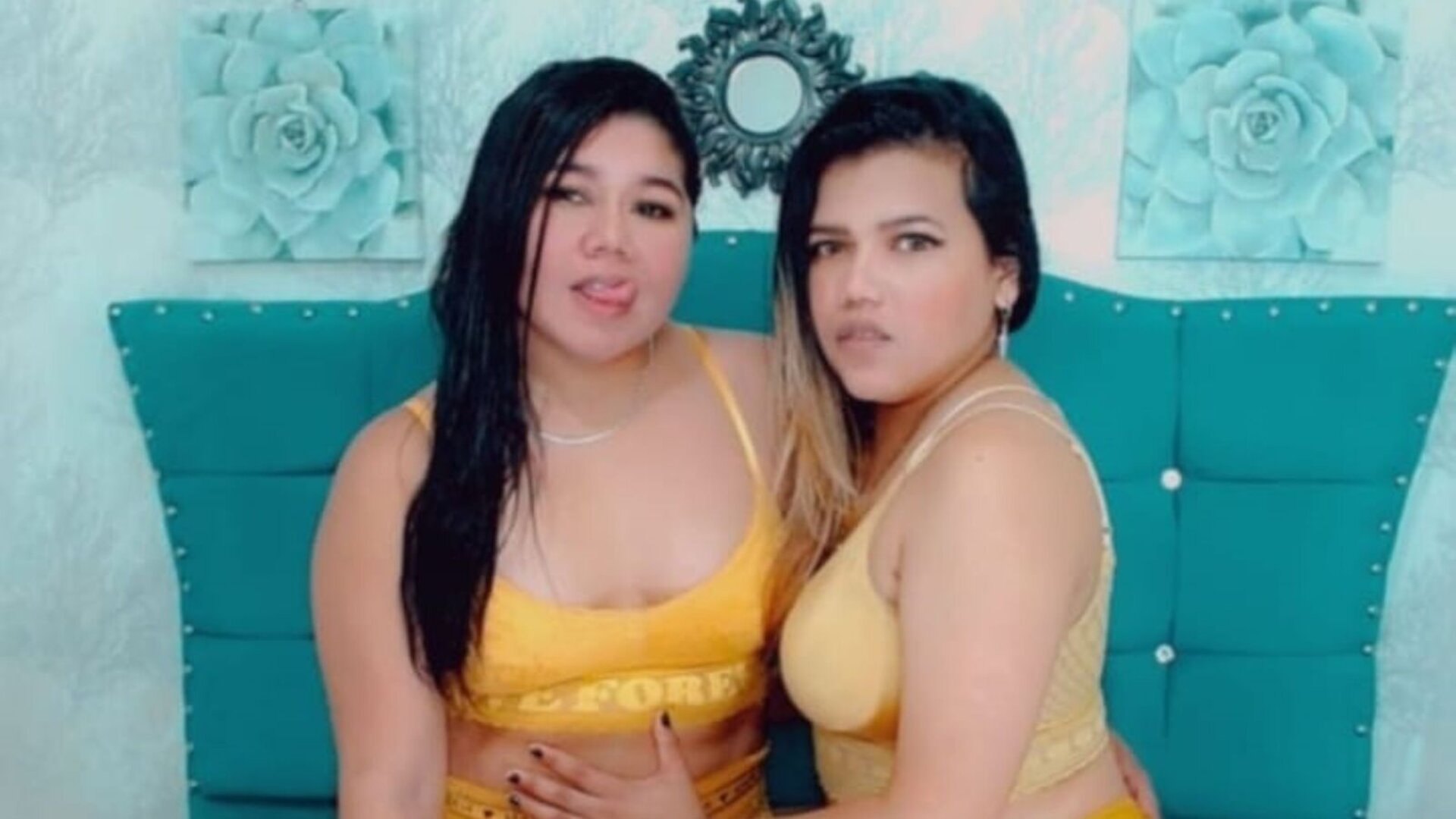 Webcam Nude with AmyandTammy