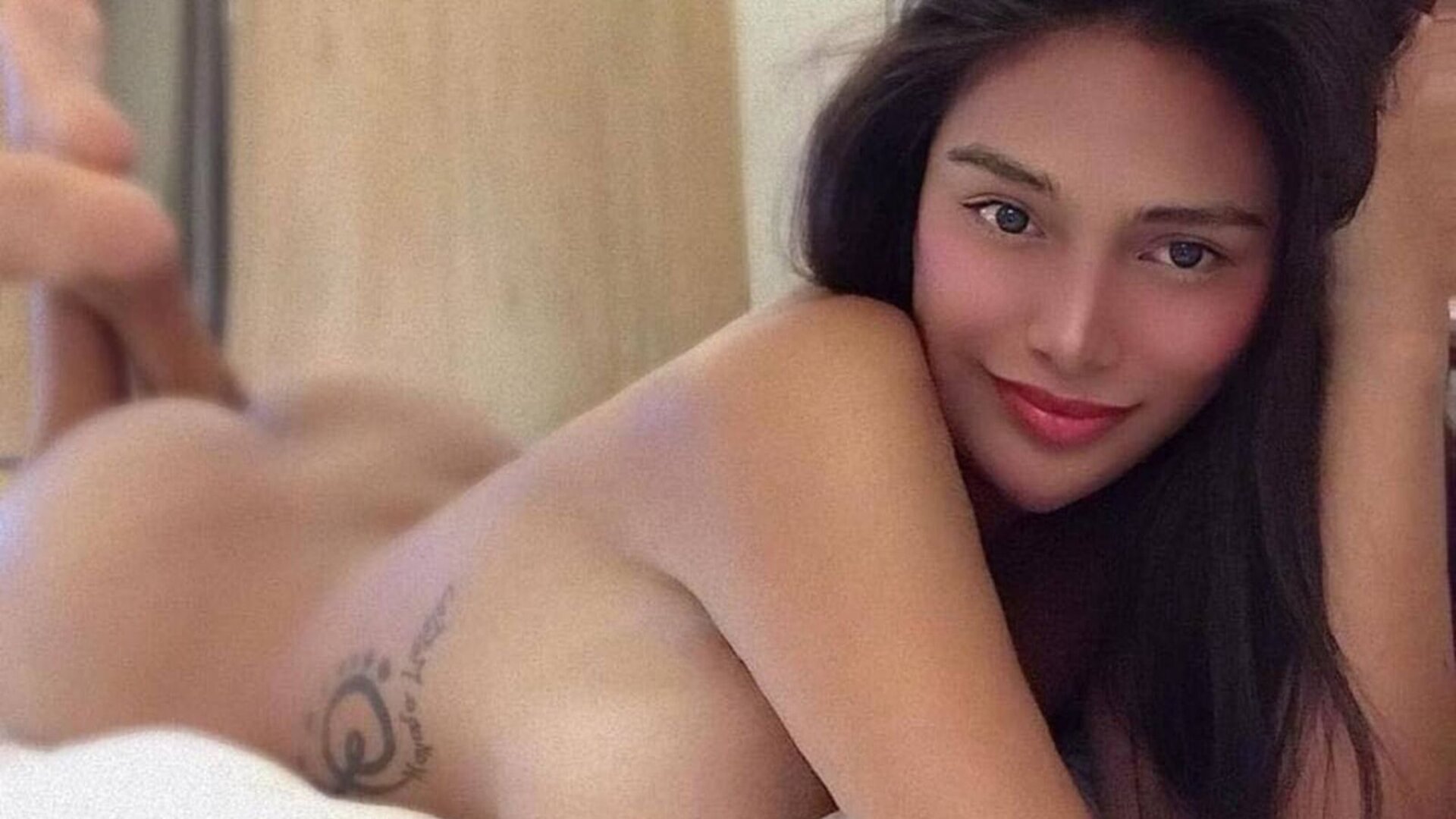 Webcam Nude with AyaaWilson